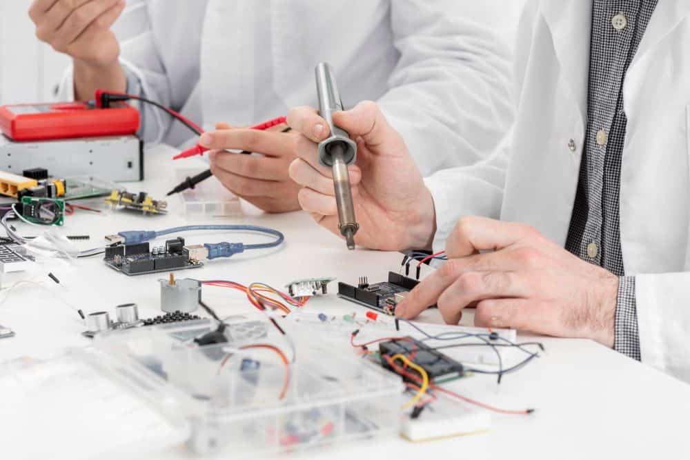 دراسة الهندسة الكهربائية الإلكترونية - Studying Electrical and Electronic Engineering